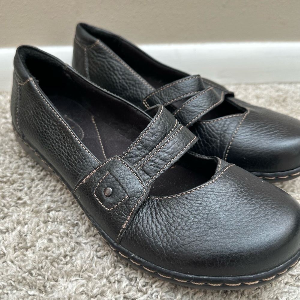 Size 7.5 Clarks Bendables flats black